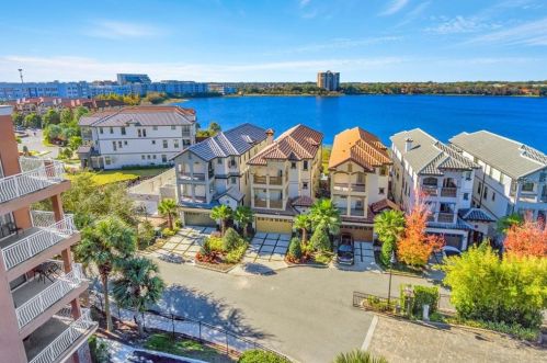 7607 Toscana Blvd, Orlando, FL 32819-5512