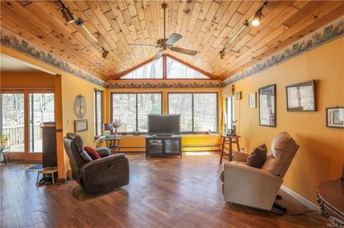 220 Buckshollow Rd, Mahopac, NY 10541-3716