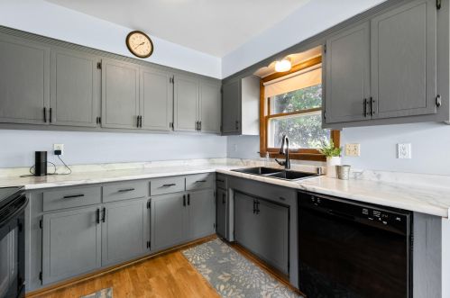 414 Hill N Dale Cir, Chenequa, WI 53029-1503