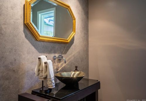 9 Stuart Dr, Bloomfield CT 06002-1524 exterior