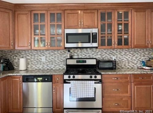 2 Country Club Ct, Norwalk CT  06851-5601 exterior