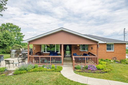 1250 Oaklawn Dr, Latrobe, PA 15650-2222