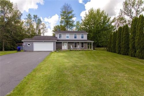 3 Woodstock Ln, Brockport, NY 14420-9459