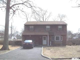 16 4th St, Holbrook, NY 11741-1402