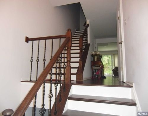 1010 Ash Dr, Mahwah NJ  07430-2337 exterior