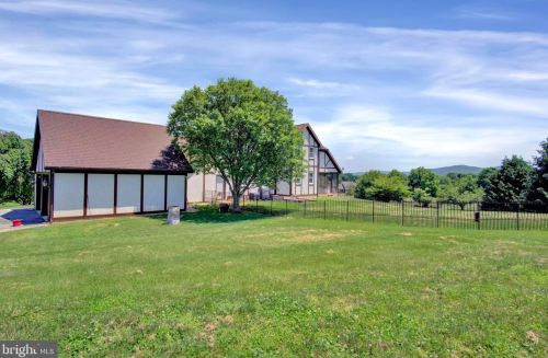 11 Thrush Dr, Carlisle PA  17015-7653 exterior