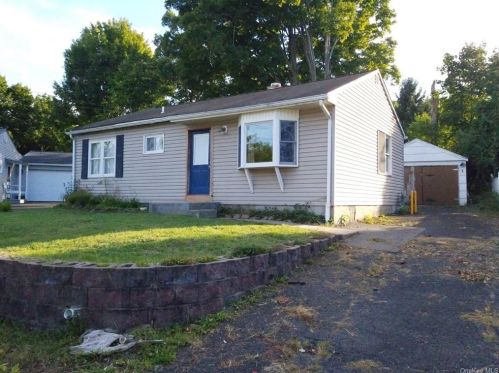 7 Peter Scott Dr, Cornwall, NY 12518-1327