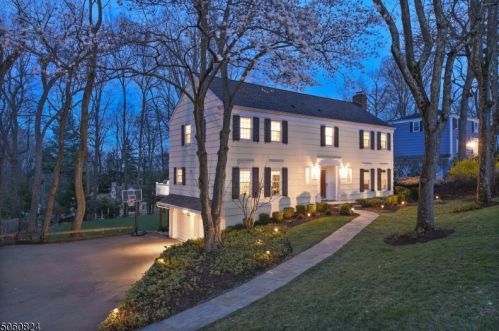 7 Oregon Trl, Greystone Park, NJ 07950-1911