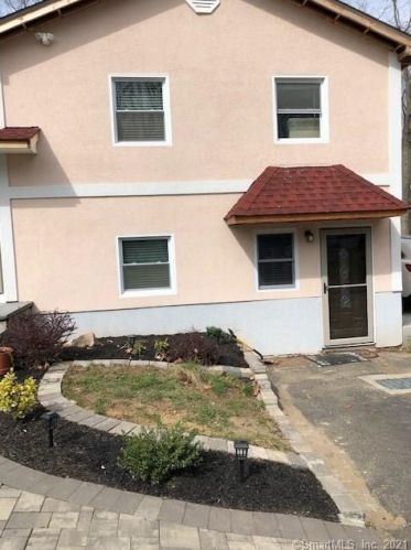 21 Rolling Wood Dr, Bridgeport CT  06611-4925 exterior