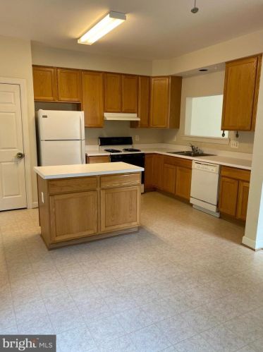 14236 Madrigal Dr, Woodbridge VA  22193-7916 exterior