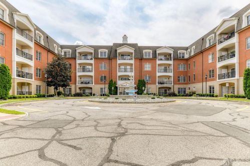 307 Regency Pl, Woodbridge NJ  07095-1032 exterior