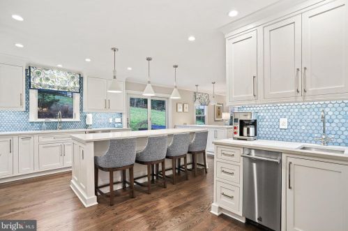 810 Hickory Vale Ln, Great Falls VA  22066-2810 exterior