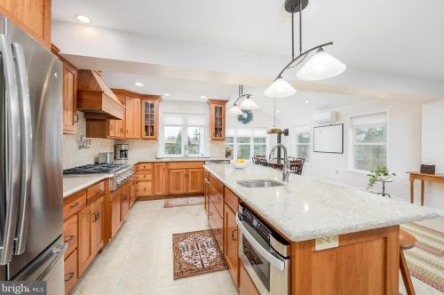 104 Heather Hill Dr, Downingtown, PA 19335-1826