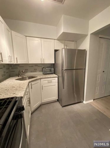 688 Plum Ter, Mahwah NJ  07430-3447 exterior