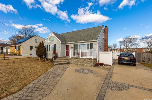 143 Sherbrooke Rd, North Lindenhurst NY  11757-1646 exterior