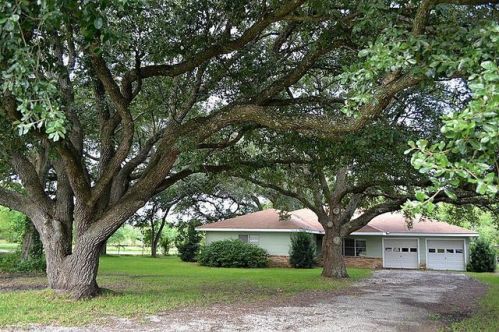 1704 Main St, Highlands, TX 77562-2420