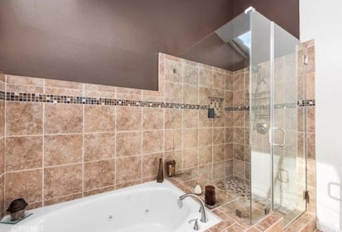 23037 Weymouth Pl, Santa Clarita CA  91354-2040 exterior