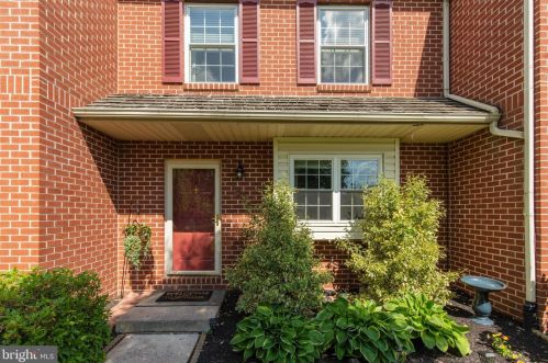 1502 Village Green Dr, Gilbertsville, PA 19525-9562