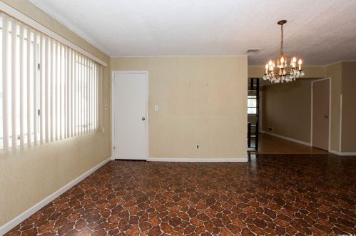 472 Piping Rock Rd, Seaford NY  11783-1038 exterior