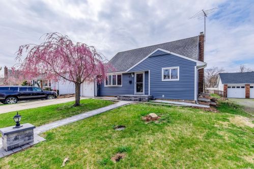 9 Roxbury Rd, Westbury NY  11590-1653 exterior