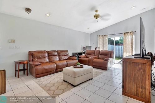 3017 179 Ave, Hollywood FL  33029-3054 exterior