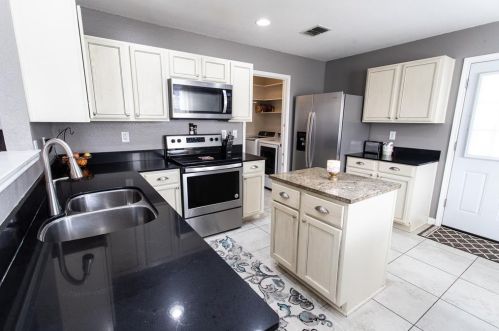 5128 Cliff Oaks Dr, Fort Worth TX  76179-2394 exterior