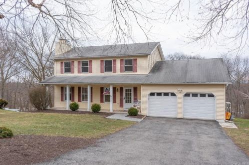17 Robin Ln, New Hamburg, NY 12590-3343