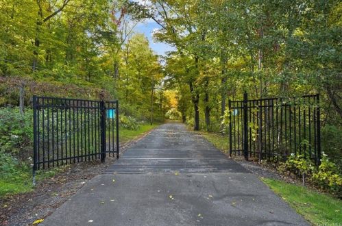 312 Hulsetown Rd, Camp Bell Hall, NY 10916-3213
