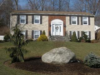 118 Geymer Dr, Mahopac, NY 10541-2039