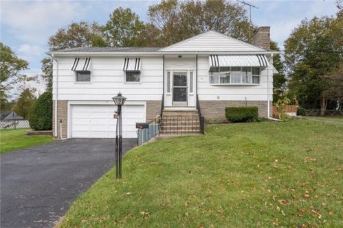 61 Meadowcrest Dr, Cumberland, RI 02864-6424