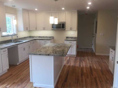 132 27th St, Wheatley Heights, NY 11798-2826