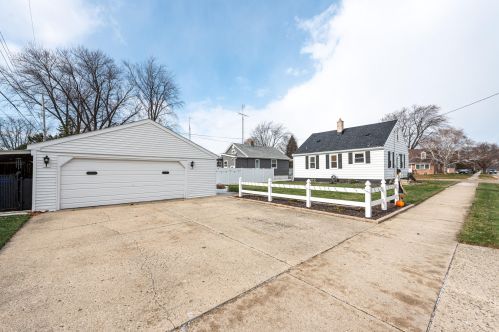 1903 29th St, Kenosha, WI 53140-5040