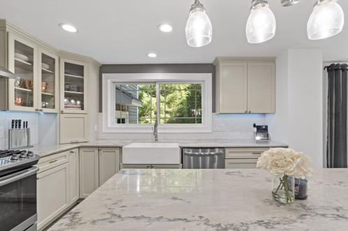 62 Demello Dr, Tiverton RI  02878-2770 exterior
