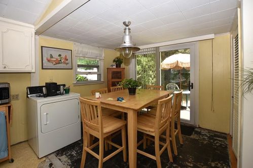 58 Bates Ave, North Kingstown, RI 02852-6802