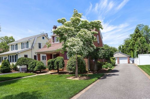 3853 Maple St, Seaford, NY 11783-2536