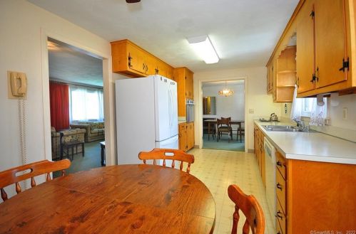 50 Gardner St, Manchester CT 06040-6606 exterior