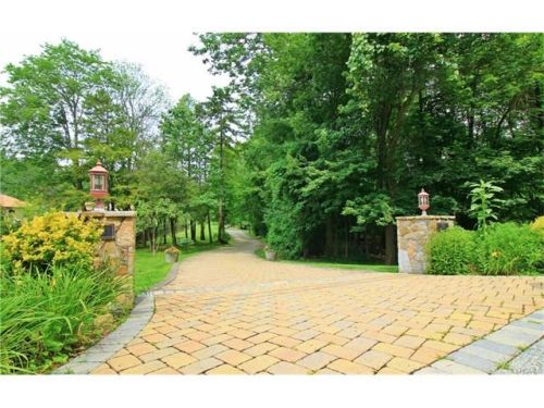 1111 Bedford Rd, Pleasantville NY  10570-3909 exterior