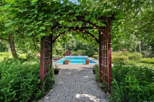 5 Augusta Pl, White Plains NY  10603-1901 exterior