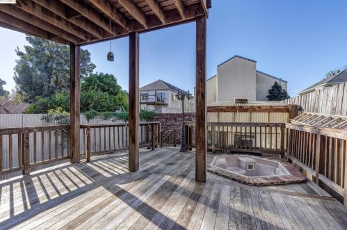 1115 Chestnut St, Oakland CA 94607-2874 exterior