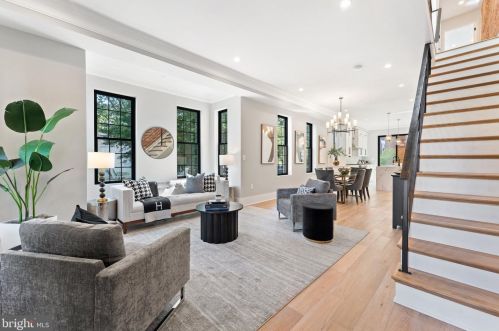 900 8th St, Washington, DC 20002-3619