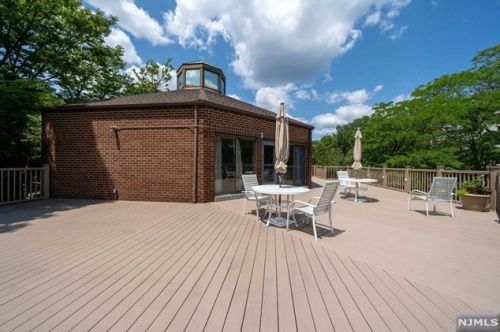 9 Lawrence Ct, Teaneck NJ  07666-6489 exterior