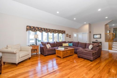 239 Stuart Dr, New Rochelle, NY 10804-1420