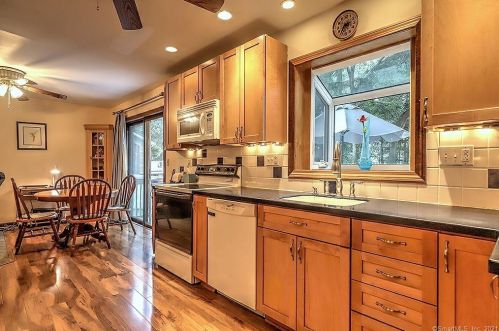 22 Harvest Ln, Milford CT  06461-1705 exterior