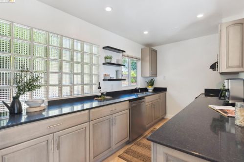 8017 Crest Ave, Oakland CA  94605-3611 exterior