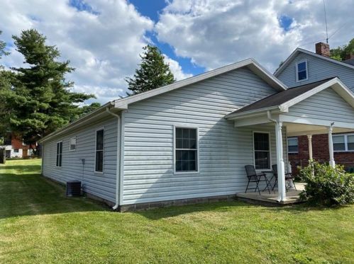 638 6th St, Jeannette, PA 15644-2245