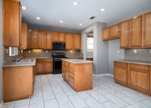 957 Queen Annes Ln, Beaumont CA  92223-7808 exterior