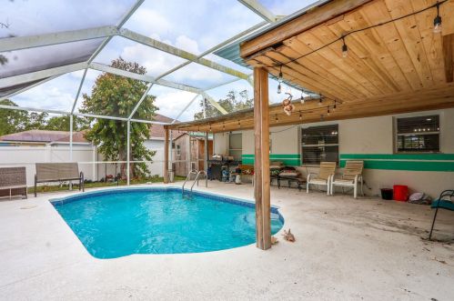 454 Saginaw Ave, Fort Pierce FL  34953-5990 exterior