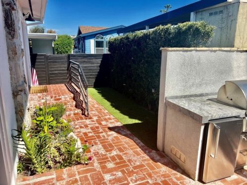 112 Yorktown, Newport Beach CA  92660-6144 exterior