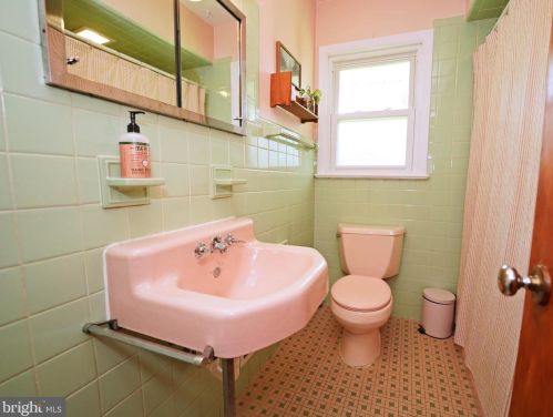 56 Roxboro Rd, Lawrence Township NJ  08648-3925 exterior