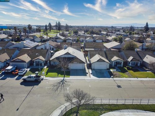 1062 Schadeck St, Manteca CA  95336-5956 exterior